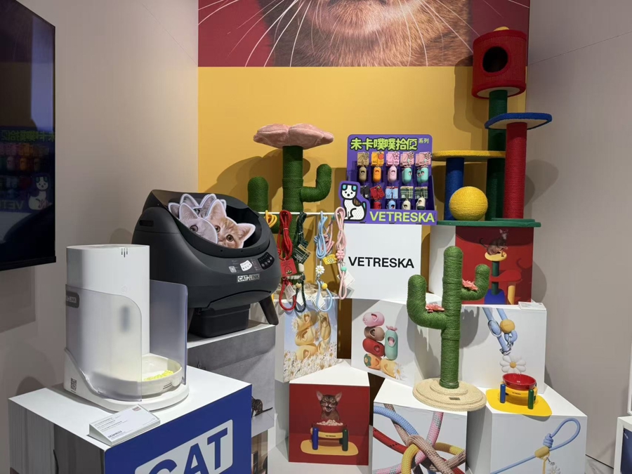 机器人跳舞为进博上海馆迎宾 多重AI互动打造沉浸式体验