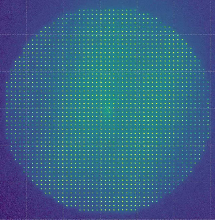 李晓鹏团队制备的2700个光镊阵列,装载超1200个原子,每个亮点代表一个原子量子比特。